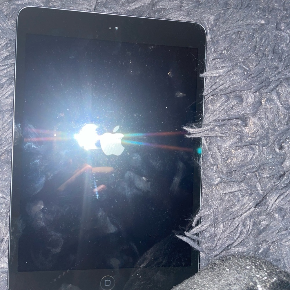Used IPad - Picture 2 of 2